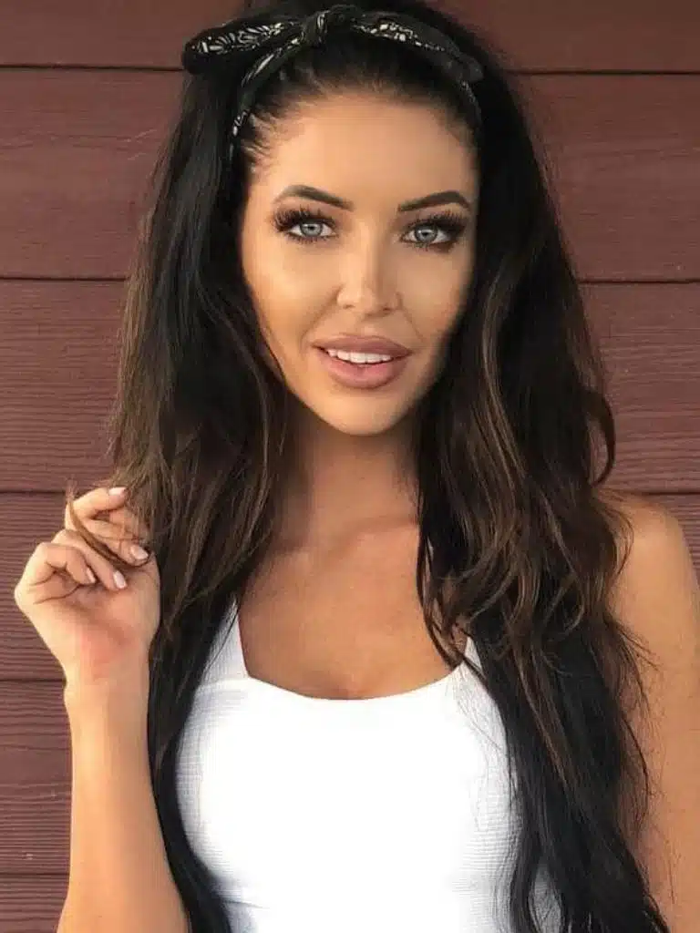 Holly Allen Biography: Wiki, Age, Career, Height, Weight, Boyfriend, Net Worth & More